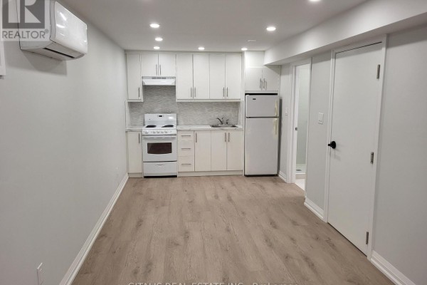 B2 - 195 Oakmount Road N, Toronto, ON M6P2N1 Photo 3