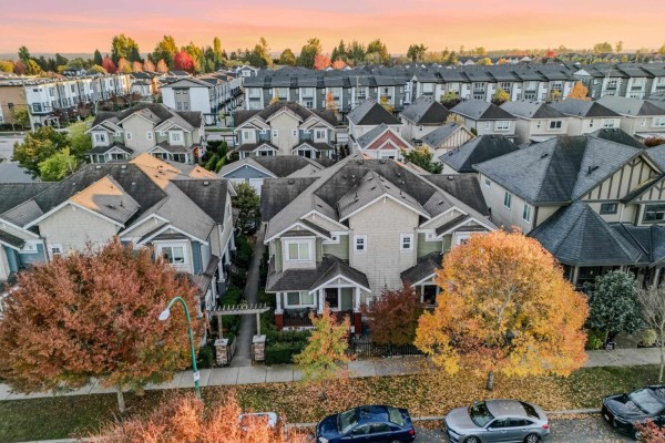 B3 19292 72a Avenue, Surrey, BC V4N5Y3 Photo 2