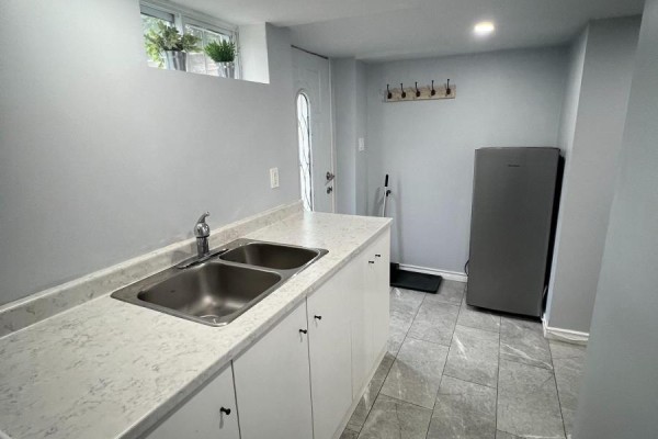Living room - #basement - 102 Barton Avenue, Toronto, ON M6G1P6 Photo 3