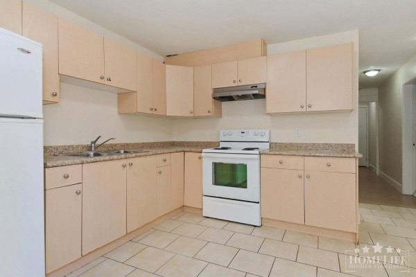 Basement 12970 60 Avenue, Surrey, BC V3X2L5 Photo 5