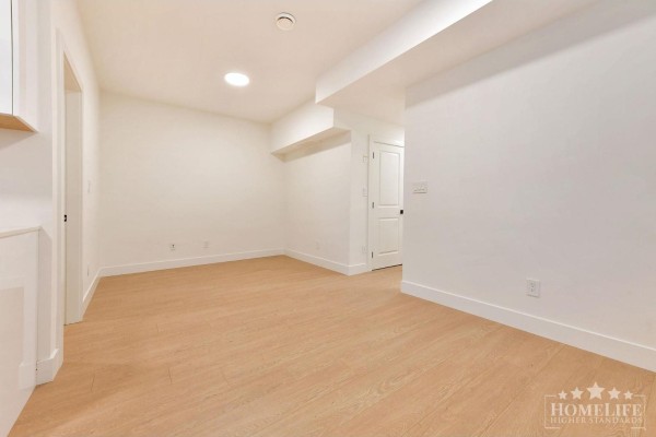 Basement 16678 16 Avenue, Surrey, BC V3S9X7 Photo 5