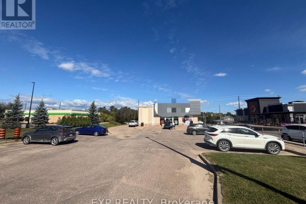 B&c - 1108 Pembroke Street E, Laurentian Valley, ON K8A7R5 Photo 3