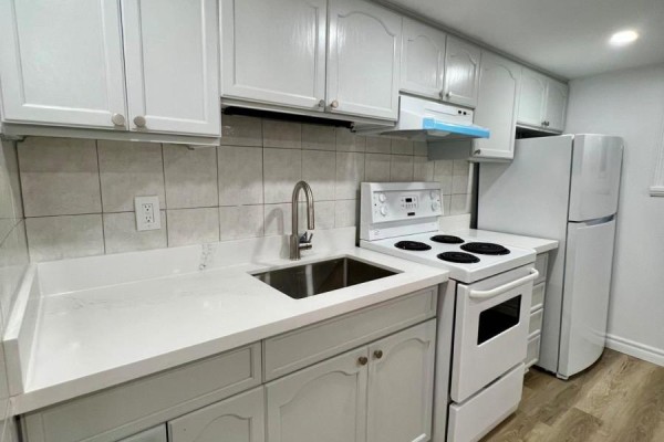 Bsm - 354 Kane Avenue, Toronto, ON M6M3P4 Photo 5
