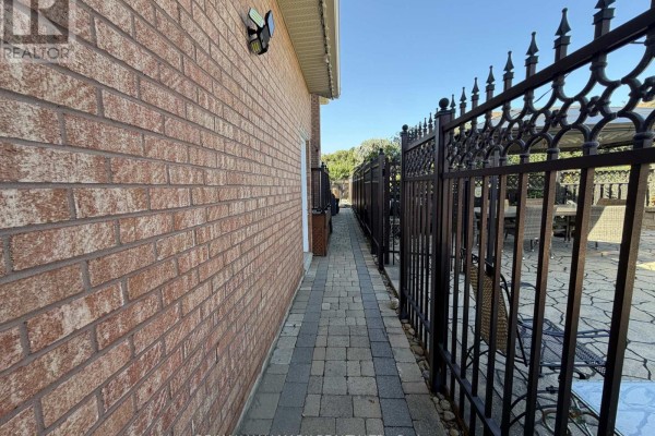 Bsmt - 190 Falstaff Avenue, Toronto, ON M6L3C3 Photo 3