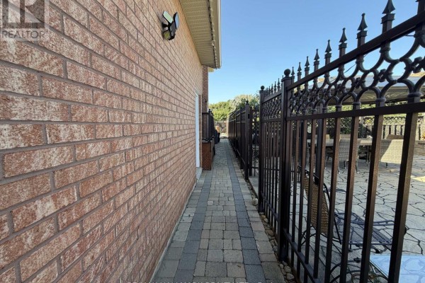 Bsmt - 190 Falstaff Avenue, Toronto, ON M6L3C3 Photo 4