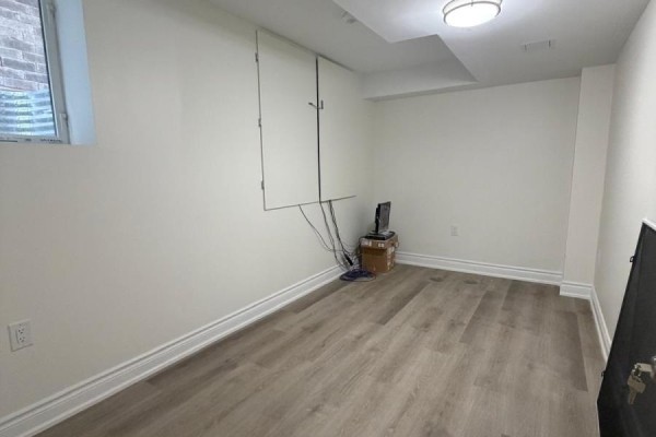 Bsmt - 289 Fleetwood Drive, Oshawa, ON L1K3E8 Photo 5