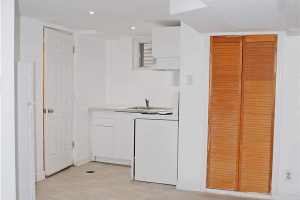 Living room - Bsmt - 42 St Dunstan Drive, Toronto, ON M1L2V5 Photo 4