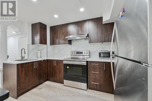 Kitchen - Bsmt - 72 Village Lake Crescent, Brampton, ON L6S6K1 Photo 4