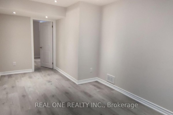 Bsmt B - 22 Cloverridge Avenue, East Gwillimbury, ON L9N0V3 Photo 5