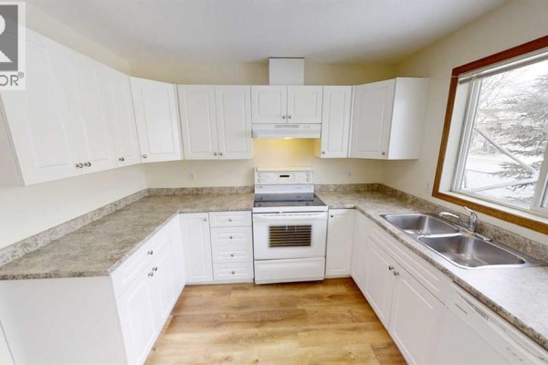4pc Bathroom - C, 9318 106 Avenue, Grande Prairie, AB T8V1H7 Photo 5