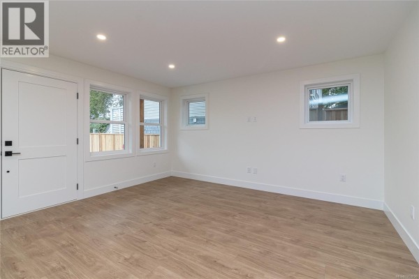 Kitchen - C 2235 Shelbourne St, Victoria, BC V8R4L2 Photo 3