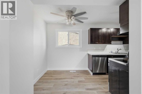 Living room - C1, 35 Nash Street, Red Deer, AB T4P1X9 Photo 4