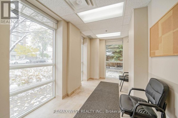 C3 - 800 Sheppard Avenue W, Toronto, ON M3H6B4 Photo 4