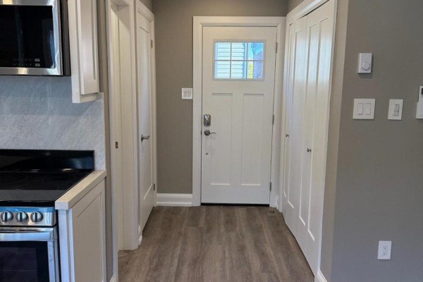 Coach House Apt - 247 Roxton Road, Oakville, ON M6G3R1 Photo 4
