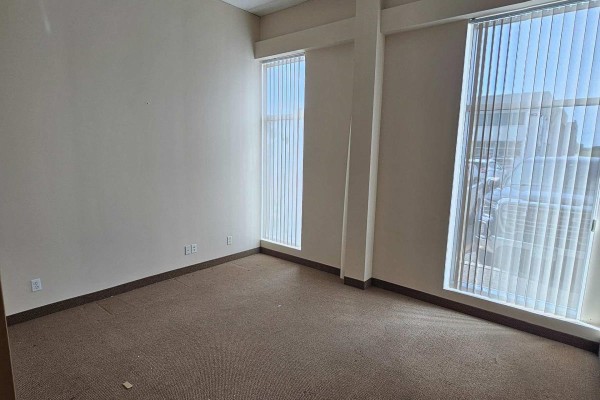 D - 566 Bryne Drive, Barrie, ON L4N9P6 Photo 5