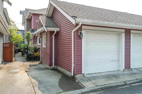 D2 19319 72 Avenue, Surrey, BC V4N5X9 Photo 2