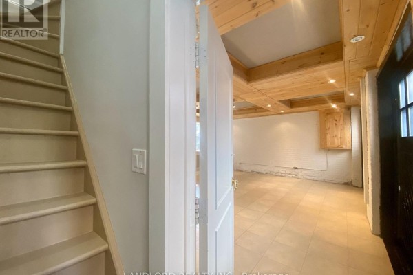Kitchen - E - 341 St Clair Avenue W, Toronto, ON M5P1N3 Photo 4