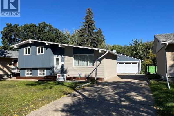 Living room - East 1928 Dewdney Avenue E, Regina, SK S4N4C8 Photo 2