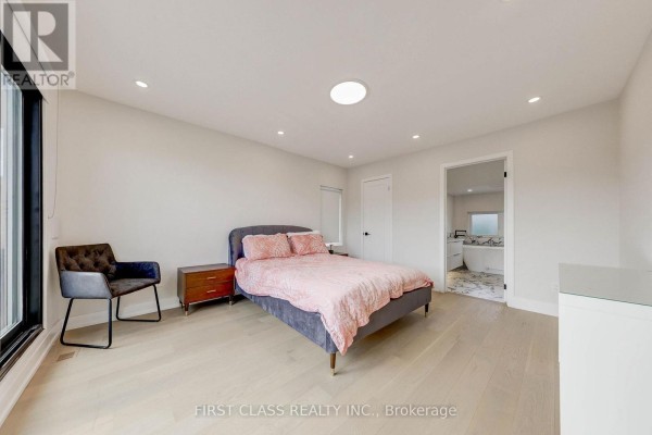 Ensuite 1 - 431 Roxton Road, Toronto, ON M6G3R5 Photo 4