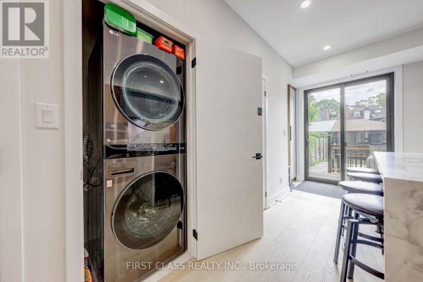 Ensuite 2 - 431 Roxton Road, Toronto, ON M6G3R5 Photo 3