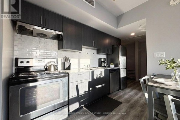 Kitchen - F504 - 275 Larch Street, Waterloo, ON N2L3R2 Photo 4