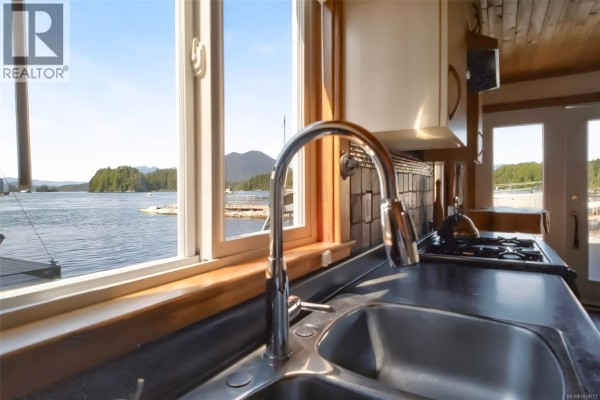 Living room/Dining room - Float Strawberry Island, Tofino, BC V0R2Z0 Photo 5