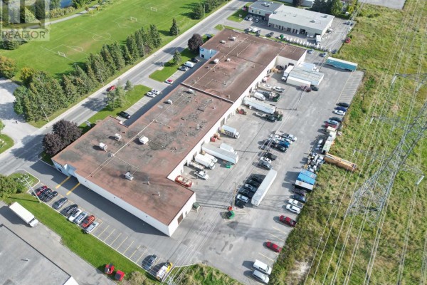 Overhead view of the commercial building, with trucks and cars in the lot. - G-h - 60 Colonnade Road, Ottawa