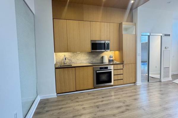 Kitchen - G19 - 33 Iceboat Terrace, Toronto, ON M5A4A5 Photo 3