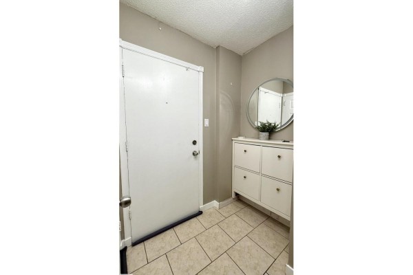 Family room - #h 16425 89 Av Nw, Edmonton, AB T5R4S1 Photo 4