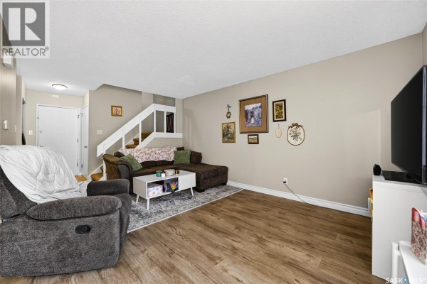 Kitchen - J 4216 Castle Road, Regina, SK S4S4W1 Photo 2