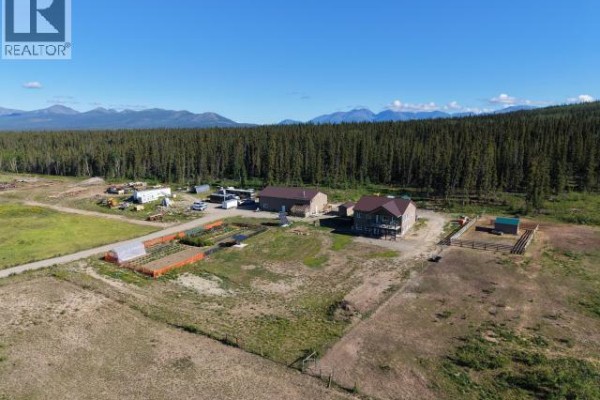Living room - Km 1500 Alaska Highway, Whitehorse North, YT Y1A6M7 Photo 2