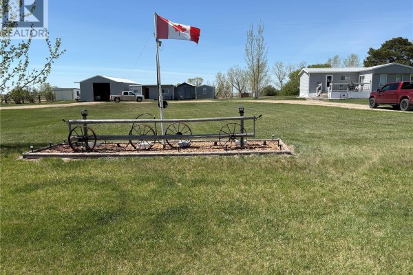 Living room - Larose Acreage, Mctaggart, SK S4H2K3 Photo 2