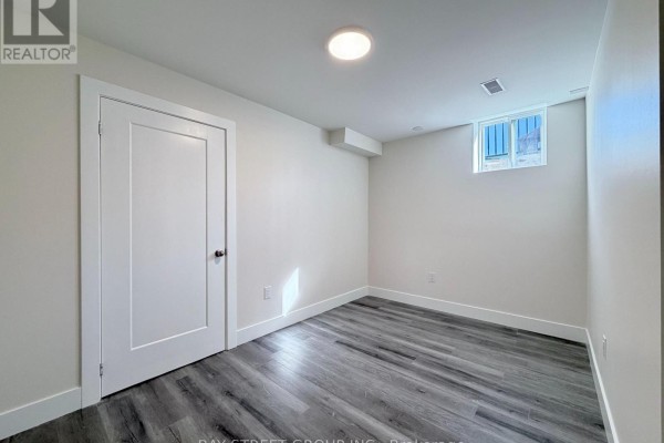 Living room - Lower - 1 Kenneth Ross Bend, East Gwillimbury, ON L9N0T7 Photo 4