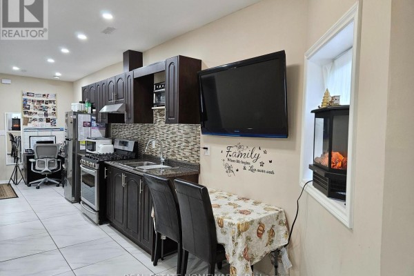 Lower - 141 Coxwell Avenue, Toronto, ON M4L3B4 Photo 4