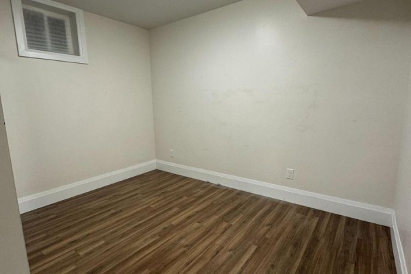 Lower - 228 Montose Avenue, Toronto, ON M6G3G7 Photo 5
