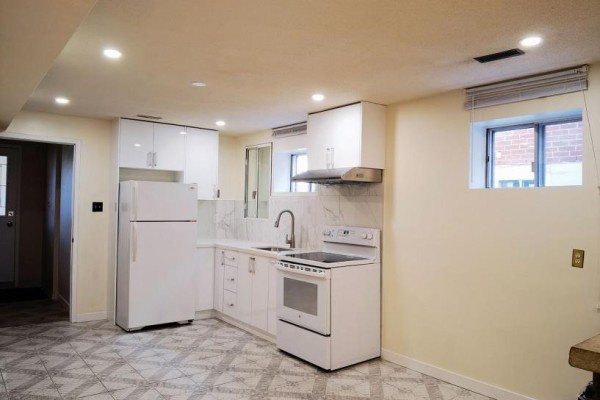 Living room - Lower - 2428 Cashmere Avenue, Mississauga, ON L5B2M6 Photo 2