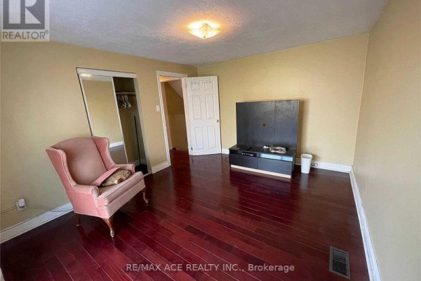 Living room - Lower - 40 Cavehill Crescent, Toronto, ON M1R4P9 Photo 3