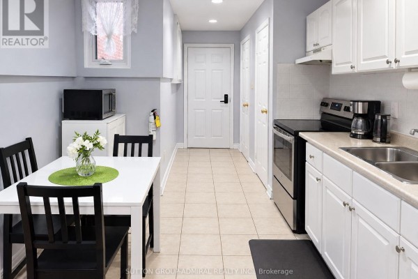 Kitchen - Lower - 6 Blairville Road, Toronto, ON M3H5Y5 Photo 4