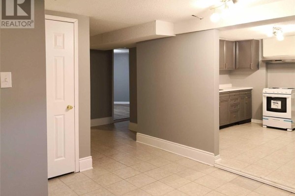 Living room - Lower - 6005 Tenth Line, Mississauga, ON L5N5S6 Photo 4