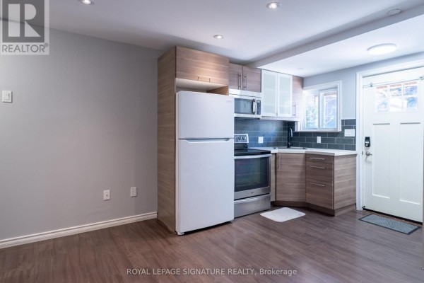 Kitchen - Lower - 695 Woodbine Avenue, Toronto, ON M4E2J4 Photo 3