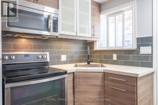 Bathroom - Lower - 695 Woodbine Avenue, Toronto, ON M4E2J4 Photo 4