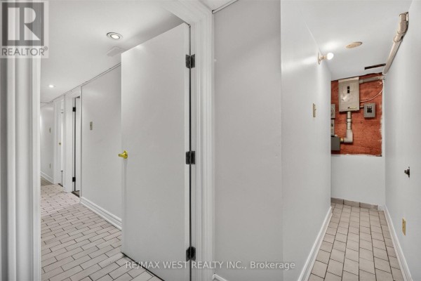Bedroom 2 - Lower - 722 Dufferin Street, Toronto, ON M6K2B7 Photo 4