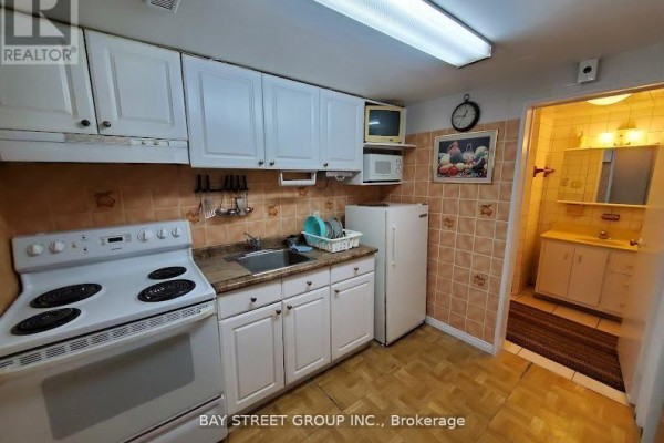 Kitchen - Lower - 73 Regatta Crescent, Toronto, ON M2R2X7 Photo 4