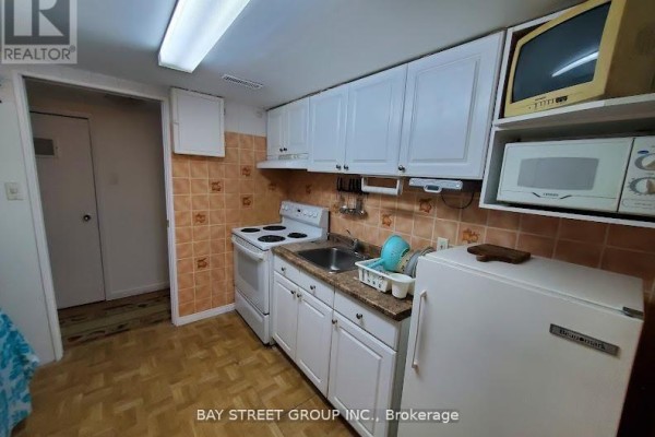 Kitchen - Lower - 73 Regatta Crescent, Toronto, ON M2R2X7 Photo 5