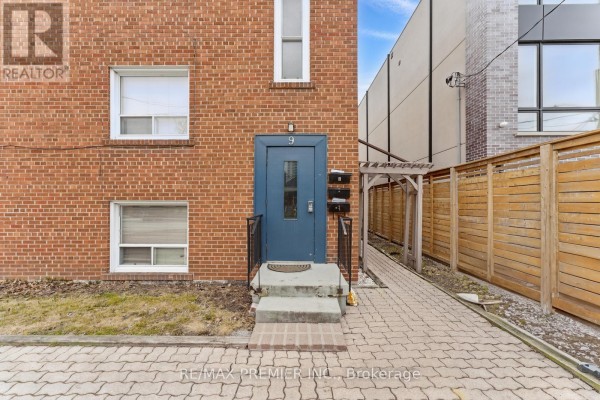 Living room - Lower - 9 Bracebridge Avenue, Toronto, ON M4C2X6 Photo 2