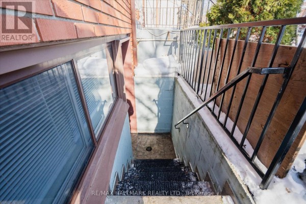 Kitchen - Lower 1 - 224 Pickering Street, Toronto, ON M4E3J8 Photo 3
