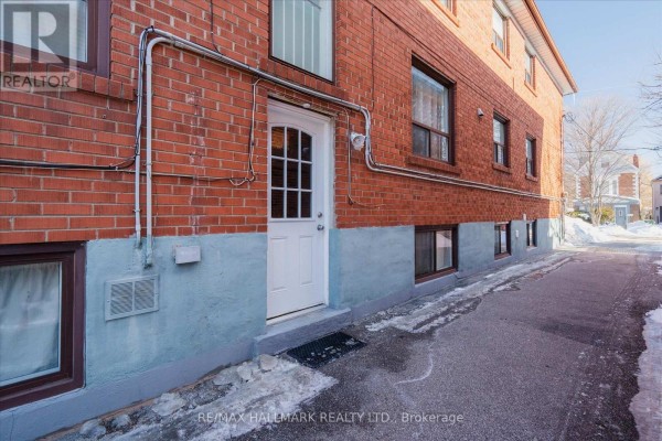 Kitchen - Lower Bach - 224 Pickering Street, Toronto, ON M4E3J8 Photo 3