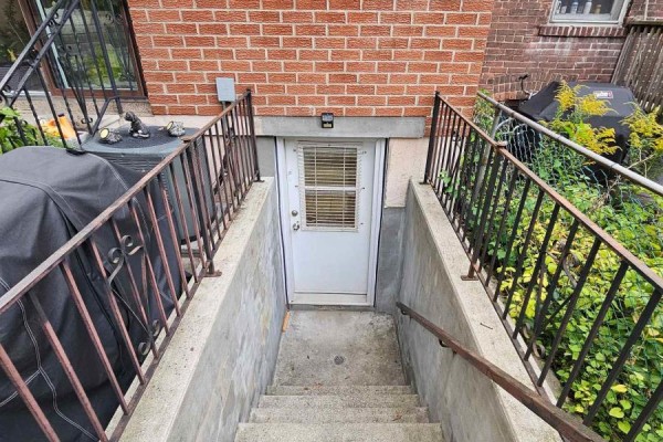 Kitchen - Lower Level - 19 Keystone Avenue, Toronto, ON M4C1G9 Photo 3