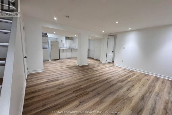 Lower Unit - 46 Plains Road E, Burlington, ON L7T2B9 Photo 4