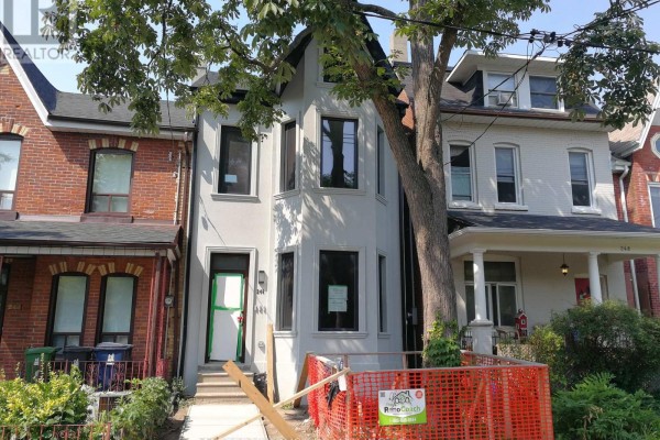 Lowunit - 246 Lippincott Street, Toronto